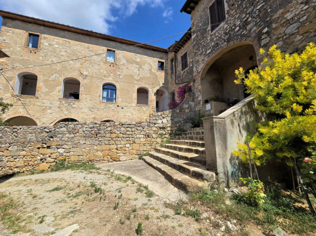 Antico fienile completamente ristrutturato con giardino e annessi  posto in un piccolo borgo in vendita a Colle di Val d'Elsa