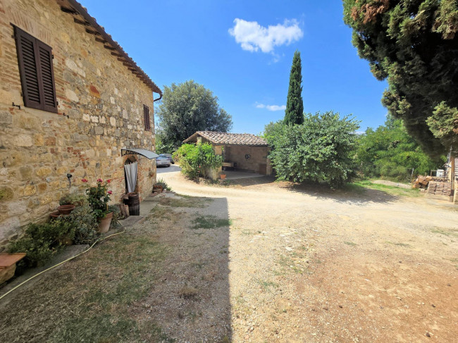 Antico fienile completamente ristrutturato con giardino e annessi  posto in un piccolo borgo in vendita a Colle di Val d'Elsa