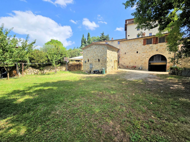 Antico fienile completamente ristrutturato con giardino e annessi  posto in un piccolo borgo in vendita a Colle di Val d'Elsa