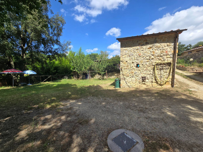 Antico fienile completamente ristrutturato con giardino e annessi  posto in un piccolo borgo in vendita a Colle di Val d'Elsa