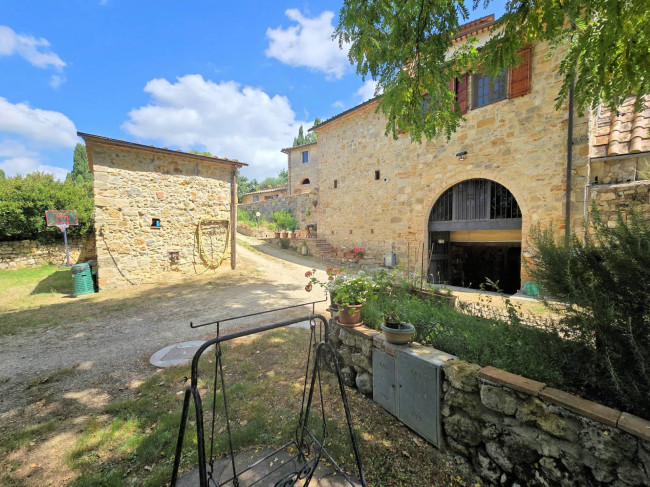 Antico fienile completamente ristrutturato con giardino e annessi  posto in un piccolo borgo in vendita a Colle di Val d'Elsa