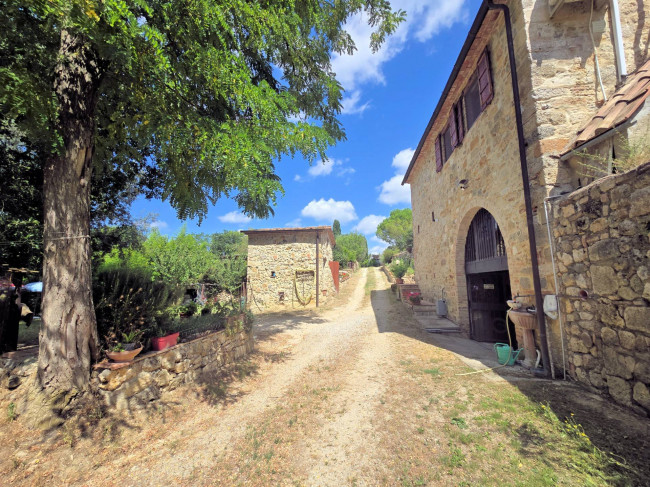 Antico fienile completamente ristrutturato con giardino e annessi  posto in un piccolo borgo in vendita a Colle di Val d'Elsa