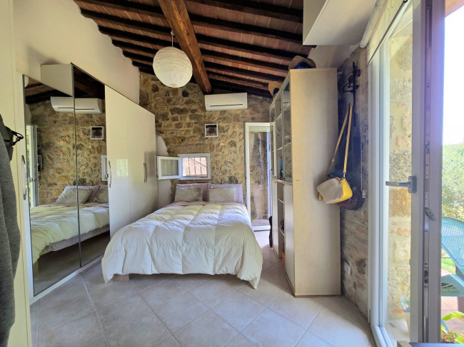 Antico fienile completamente ristrutturato con giardino e annessi  posto in un piccolo borgo in vendita a Colle di Val d'Elsa