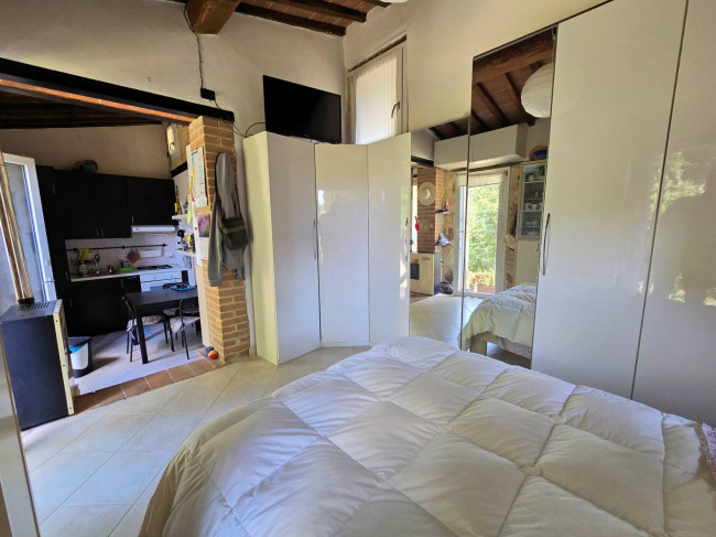 Antico fienile completamente ristrutturato con giardino e annessi  posto in un piccolo borgo in vendita a Colle di Val d'Elsa