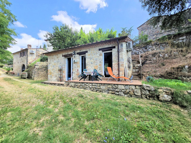 Antico fienile completamente ristrutturato con giardino e annessi  posto in un piccolo borgo in vendita a Colle di Val d'Elsa