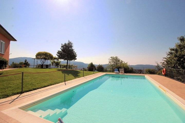 Villa ristrutturata in posizione collinare con piscina in vendita a Pescia