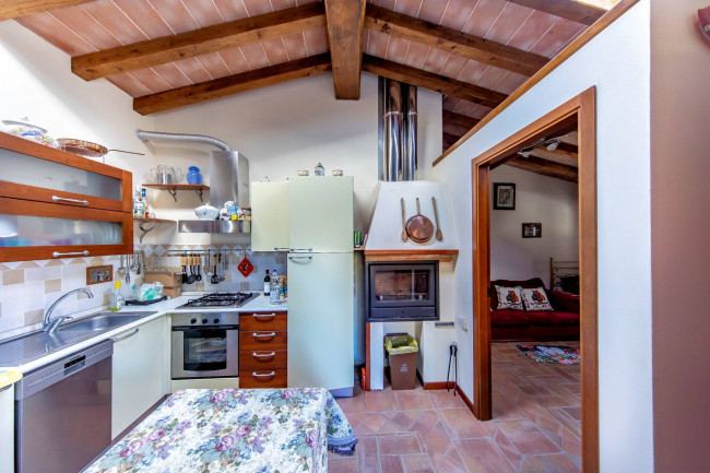 Villa ristrutturata in posizione collinare con piscina in vendita a Pescia