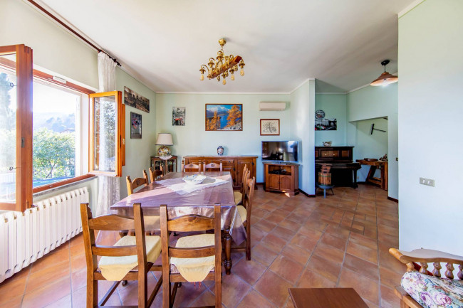 Villa ristrutturata in posizione collinare con piscina in vendita a Pescia