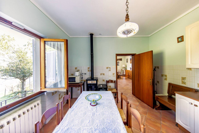 Villa ristrutturata in posizione collinare con piscina in vendita a Pescia
