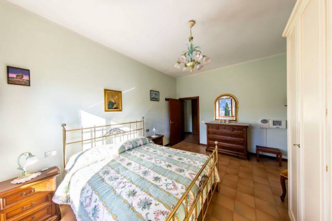 Villa ristrutturata in posizione collinare con piscina in vendita a Pescia