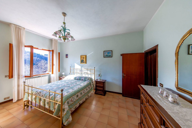 Villa ristrutturata in posizione collinare con piscina in vendita a Pescia
