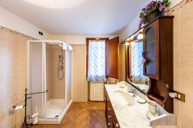 Villa ristrutturata in posizione collinare con piscina in vendita a Pescia