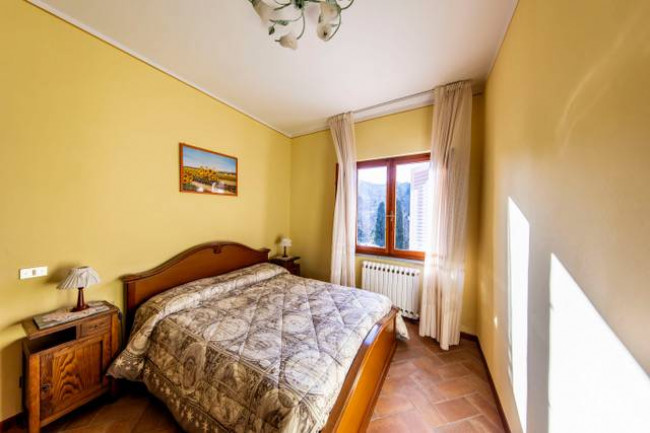 Villa ristrutturata in posizione collinare con piscina in vendita a Pescia