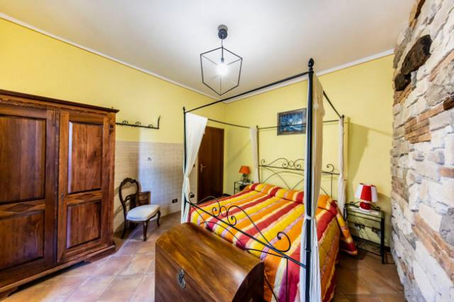 Villa ristrutturata in posizione collinare con piscina in vendita a Pescia