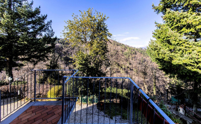 Villa ristrutturata in posizione collinare con piscina in vendita a Pescia