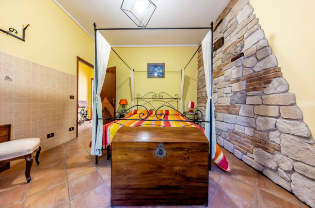 Villa ristrutturata in posizione collinare con piscina in vendita a Pescia
