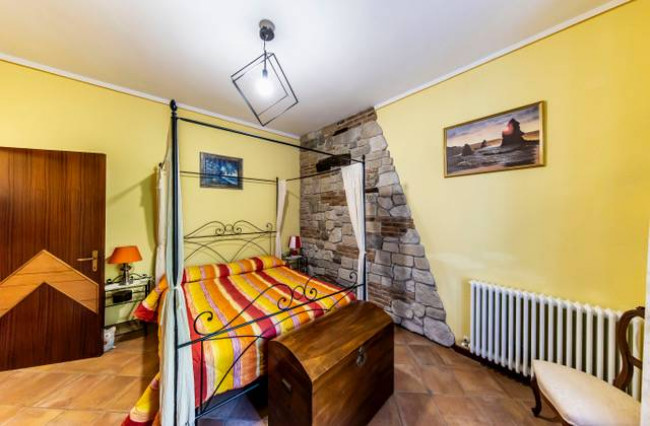 Villa ristrutturata in posizione collinare con piscina in vendita a Pescia