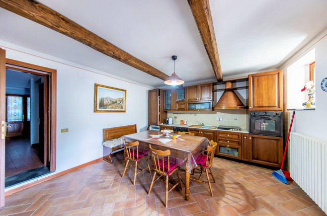 Villa ristrutturata in posizione collinare con piscina in vendita a Pescia