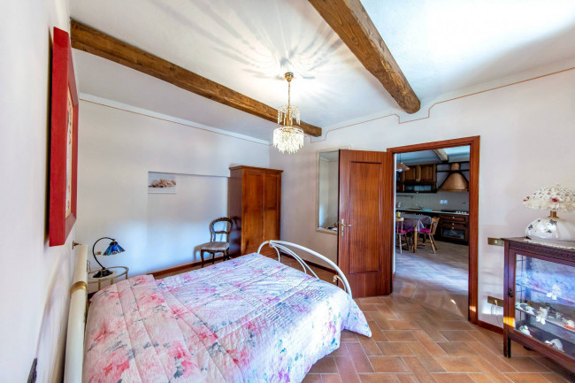 Villa ristrutturata in posizione collinare con piscina in vendita a Pescia