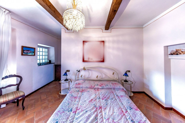 Villa ristrutturata in posizione collinare con piscina in vendita a Pescia