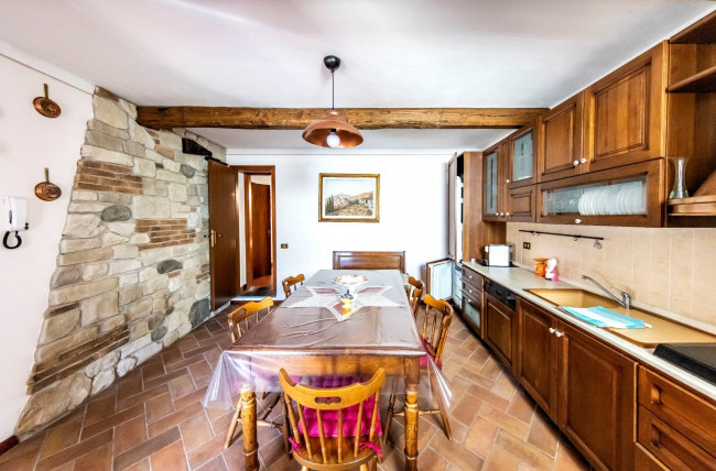 Villa ristrutturata in posizione collinare con piscina in vendita a Pescia