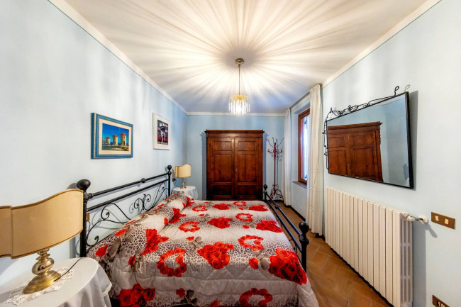 Villa ristrutturata in posizione collinare con piscina in vendita a Pescia