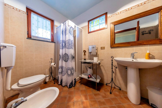 Villa ristrutturata in posizione collinare con piscina in vendita a Pescia