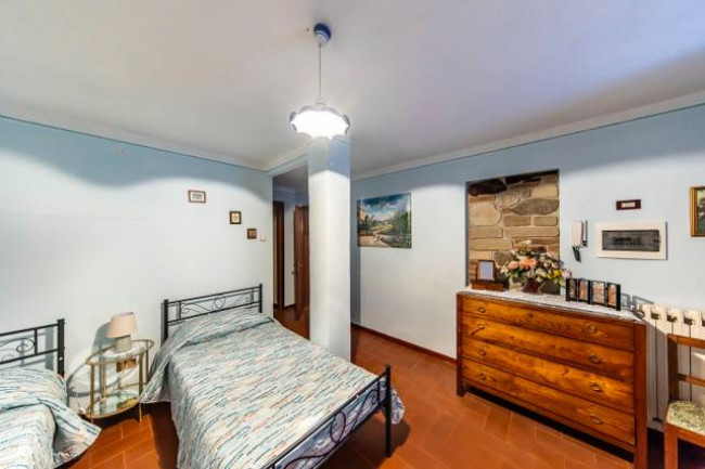 Villa ristrutturata in posizione collinare con piscina in vendita a Pescia
