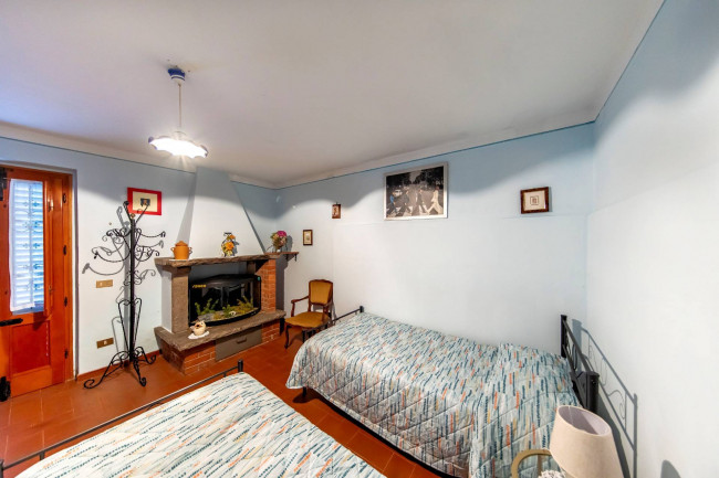 Villa ristrutturata in posizione collinare con piscina in vendita a Pescia