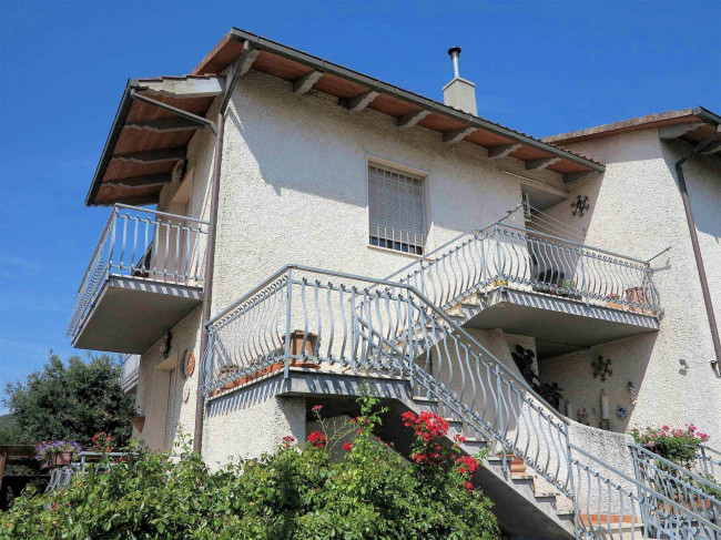 Appartamento in villetta singola al piano primo con giardino garage e taverna al piano terra in vendita a Roccastrada