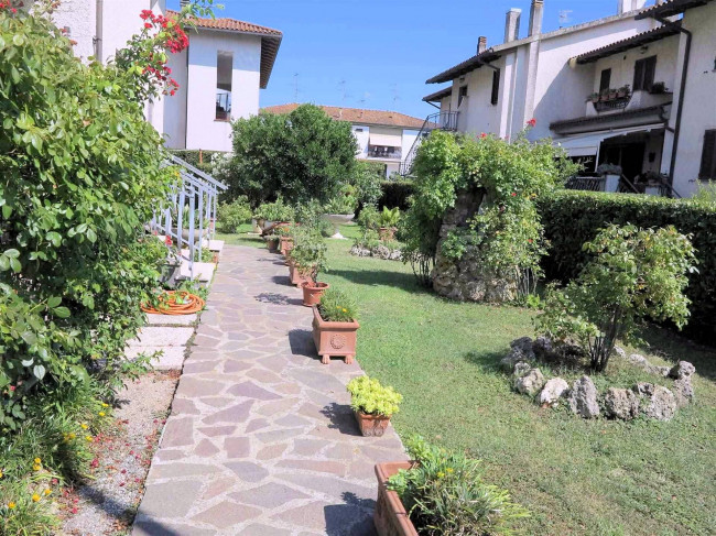 Appartamento in villetta singola al piano primo con giardino garage e taverna al piano terra in vendita a Roccastrada