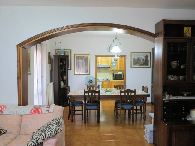 Appartamento in villetta singola al piano primo con giardino garage e taverna al piano terra in vendita a Roccastrada