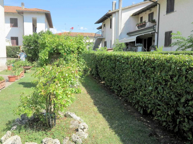 Appartamento in villetta singola al piano primo con giardino garage e taverna al piano terra in vendita a Roccastrada