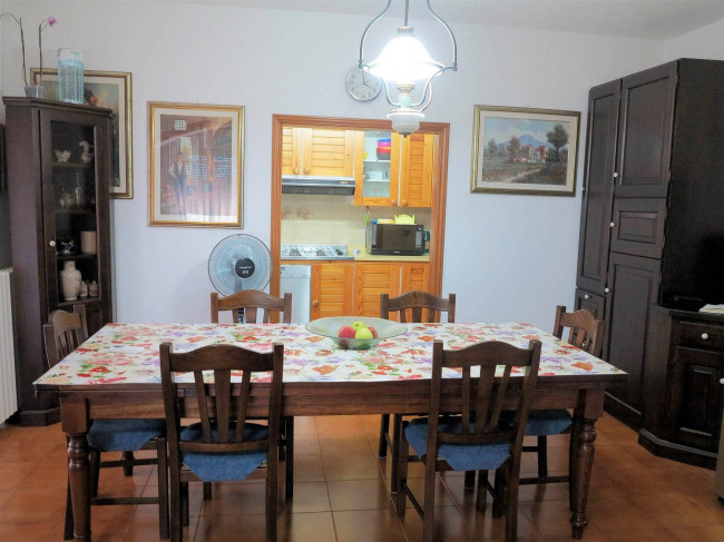 Appartamento in villetta singola al piano primo con giardino garage e taverna al piano terra in vendita a Roccastrada