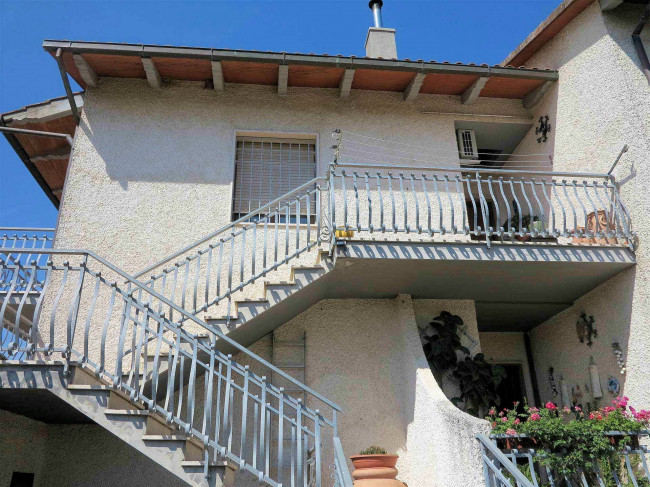 Appartamento in villetta singola al piano primo con giardino garage e taverna al piano terra in vendita a Roccastrada