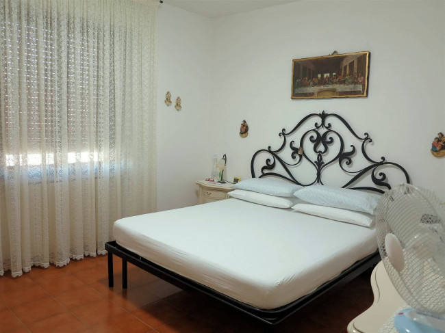 Appartamento in villetta singola al piano primo con giardino garage e taverna al piano terra in vendita a Roccastrada