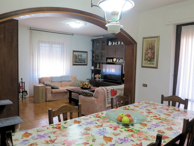 Appartamento in villetta singola al piano primo con giardino garage e taverna al piano terra in vendita a Roccastrada