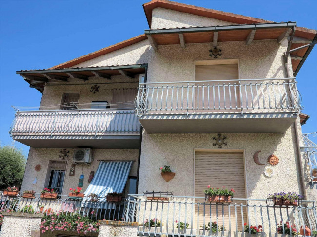 Appartamento in villetta singola al piano primo con giardino garage e taverna al piano terra in vendita a Roccastrada