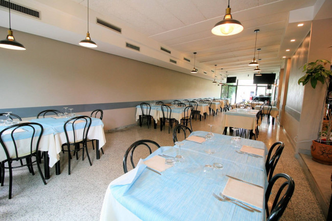 Si vende l'attivita' di ristorante/pizzeria/bar con piccola attivita' di affittacamere in vendita a Massa