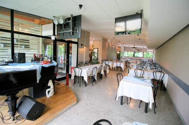 Si vende l'attivita' di ristorante/pizzeria/bar con piccola attivita' di affittacamere in vendita a Massa