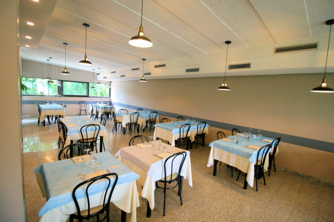 Si vende l'attivita' di ristorante/pizzeria/bar con piccola attivita' di affittacamere in vendita a Massa
