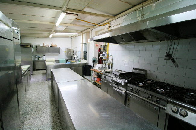 Si vende l'attivita' di ristorante/pizzeria/bar con piccola attivita' di affittacamere in vendita a Massa