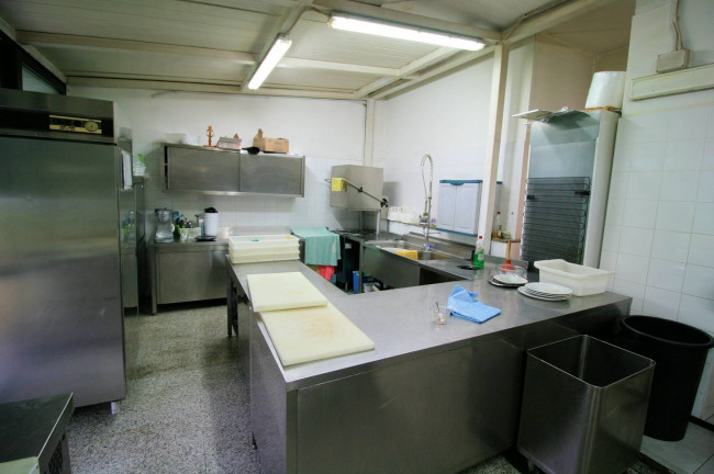 Si vende l'attivita' di ristorante/pizzeria/bar con piccola attivita' di affittacamere in vendita a Massa