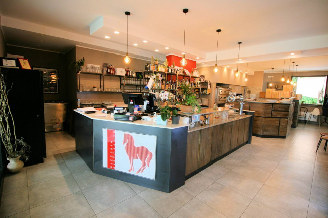 Si vende l'attivita' di ristorante/pizzeria/bar con piccola attivita' di affittacamere in vendita a Massa