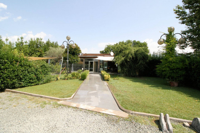 Si vende l'attivita' di ristorante/pizzeria/bar con piccola attivita' di affittacamere in vendita a Massa