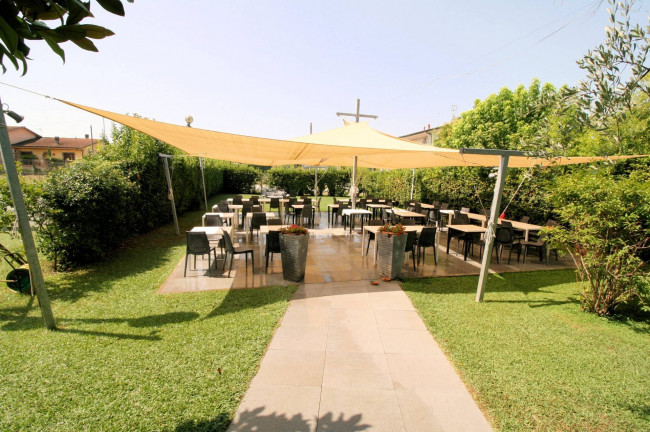 Si vende l'attivita' di ristorante/pizzeria/bar con piccola attivita' di affittacamere in vendita a Massa