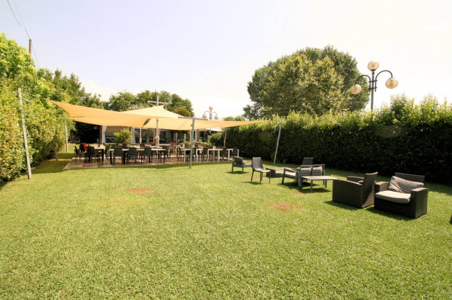 Si vende l'attivita' di ristorante/pizzeria/bar con piccola attivita' di affittacamere in vendita a Massa