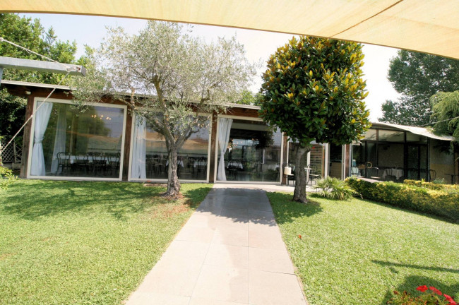 Si vende l'attivita' di ristorante/pizzeria/bar con piccola attivita' di affittacamere in vendita a Massa