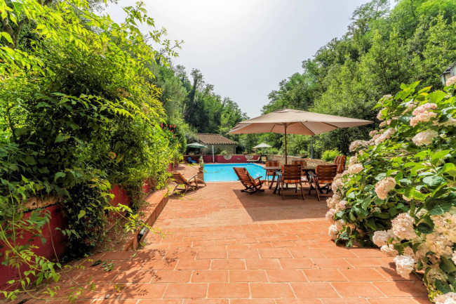 Rustico in stile Toscano con giardino e piscina in vendita a Buggiano