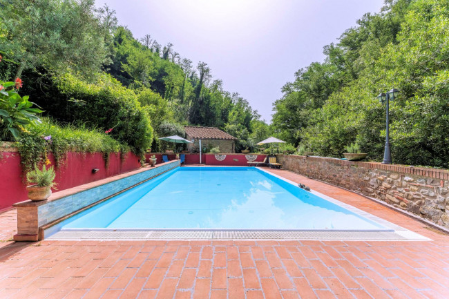Rustico in stile Toscano con giardino e piscina in vendita a Buggiano